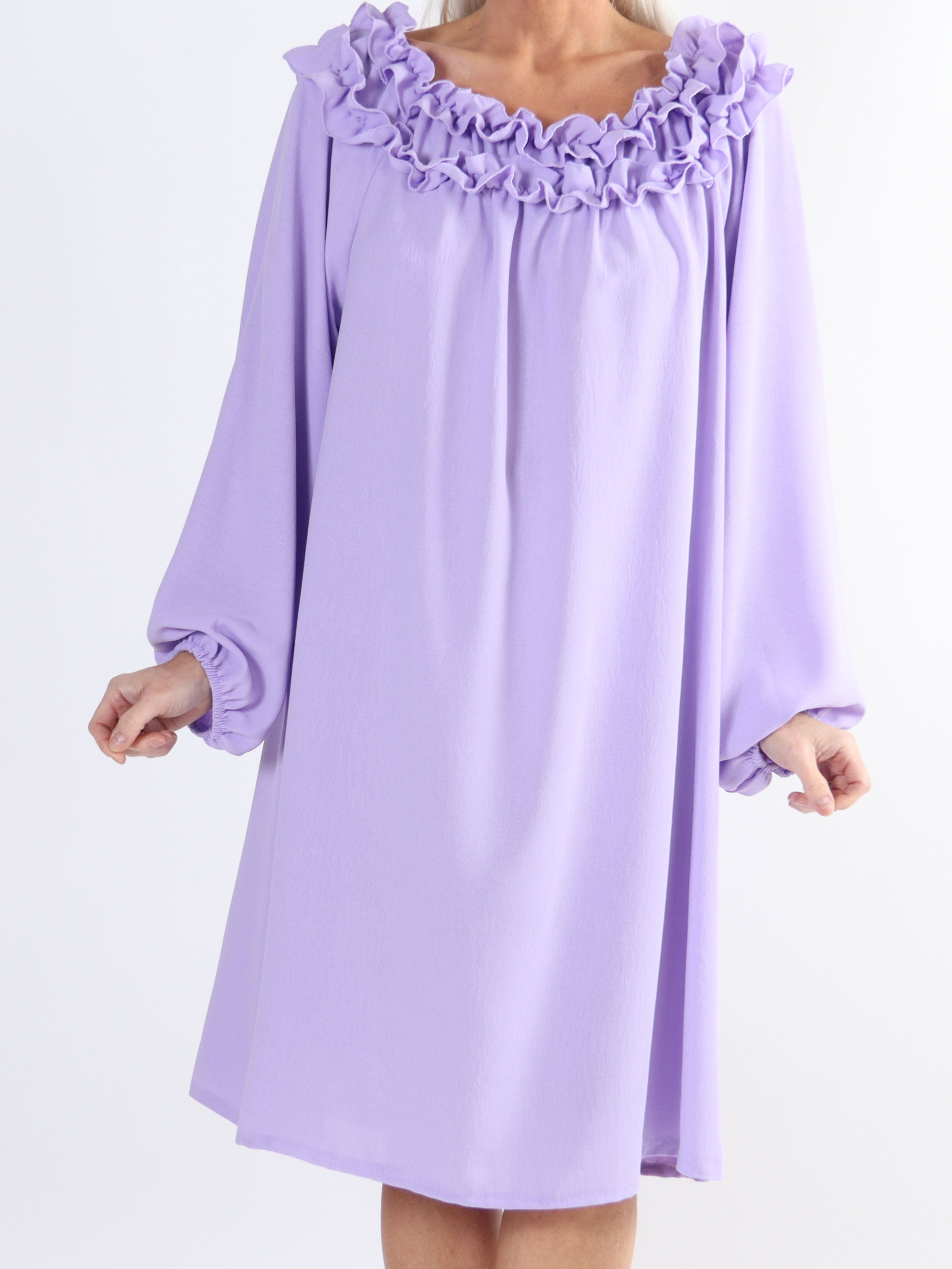 Chili Dress - Plus size kjole med lange ærmer og flæser